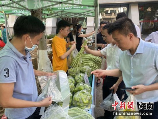 消費助農大集市活動現場，泡椒很快銷售一空。符宇群攝